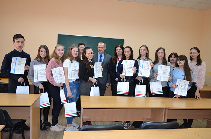 У Закарпатському інституті післядипломної педагогічної освіти 21 березня відбулося урочисте закриття ІV етапу V Всеукраїнської учнівської олімпіади з угорської мови та літератури.