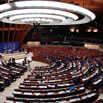 Парламентська асамблея Ради Європи переважною більшістю голосів затвердила рішення, яке має на меті зняття політичних санкцій з Російської Федерації.
