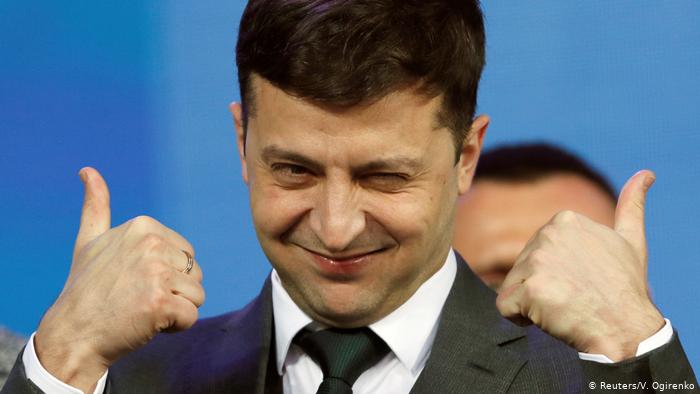 Новий президент України Володимир Зеленський під час передвиборної кампанії обіцяв не призначати на державні посади старих приятелів. Але все відбулося з точністю до навпаки, коментує FAZ.