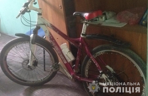 Впродовж години працівники поліції Свалявщини розшукали підозрюваного у викраденні велосипеду в мешканки села Березки. Транспортний засіб повернули власниці.