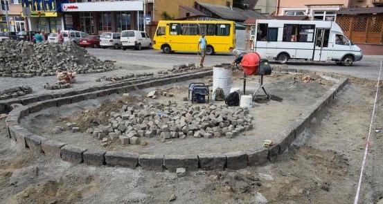 На перехресті вулиць Олександра Фединця та площі Корятовича в Ужгороді проводиться реконструкція з влаштуванням кругового руху для транспорту.

