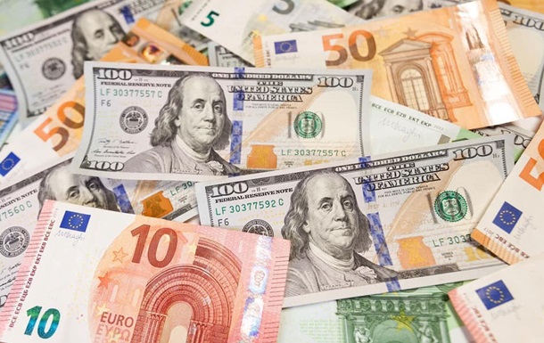 Курс американської валюти впав на 44 копійки, а євро подешевшав ще більше - на 71 копійку.