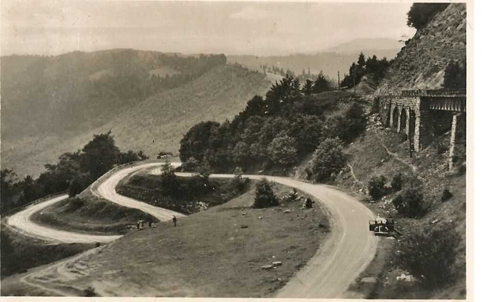 Опубліковано старі чорно-білі фото дороги на перевалі.