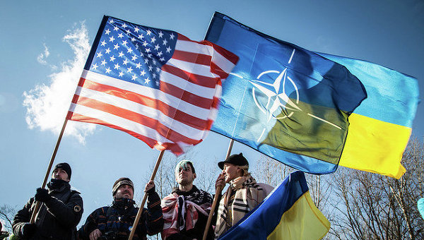 Якби референдум із питання, чи вступати Україні до НАТО, відбувався у лютому 2017 року, 41% жителів України проголосували б за вступ України до НАТО, 32% - проти; решта 27% не визначилися.
