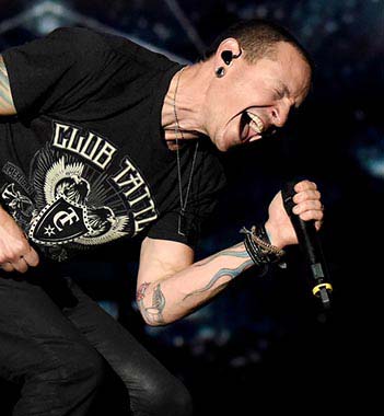 Вокаліст груп Linkin Park і Dead by Sunrise Честер Беннінгтон вчинив самогубство. 