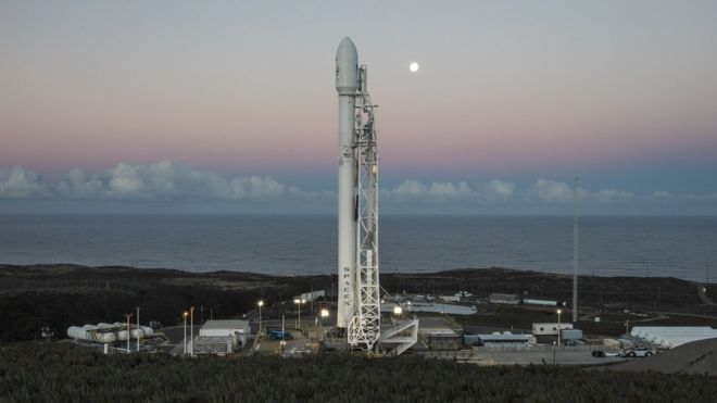 Американская компания SpaceX возобновила запуски ракет. Ракета-носитель Falcon 9 стартовала в субботу в 9:54 по местному времени (19:54 по Киеву) с авиабазы Ванденберг на побережье Калифорнии.