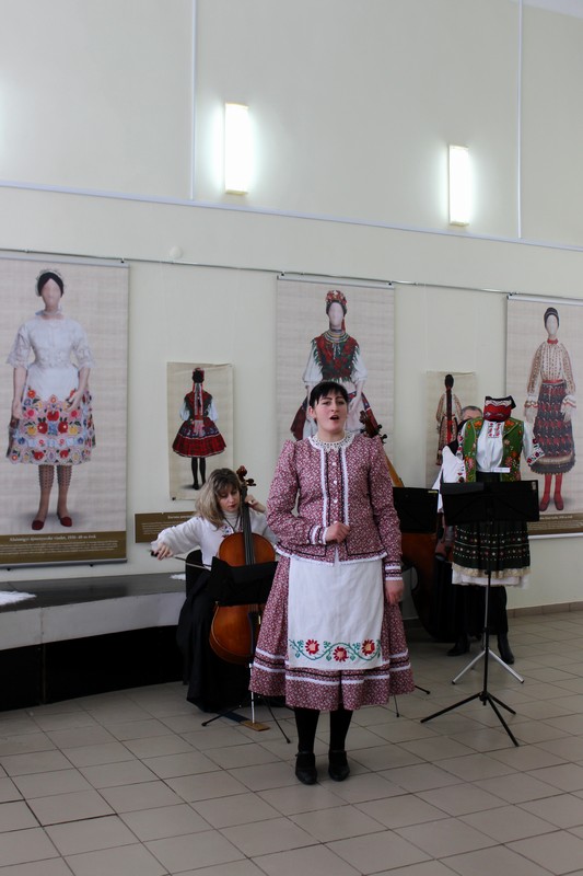 В Ужгород привезли выставку плакатов народных костюмов