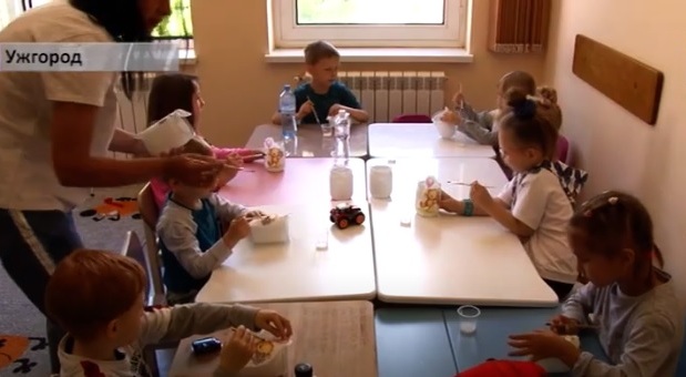 В Ужгороді провели майстер-клас з декупажу для дітлахів (ВІДЕО)