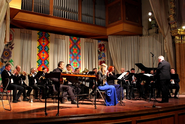 Вже доброю традицією стало для естрадно-духового оркестру Закарпатської обласної філармонії щороку відзначати прихід весни новою програмою. 