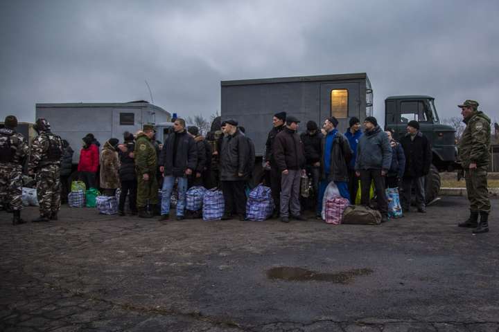 В рамках обміну полоненими на Україні звільнені майже 400 осіб, і тепер вони зможуть відсвяткувати православне Різдво в колі сім'ї, повідомляє кореспондент Der Standard Андре Баллен.