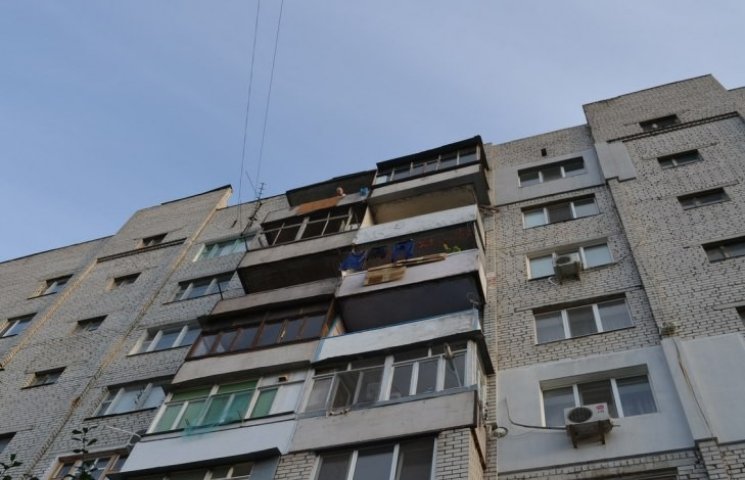 Жінка, яка випала з багатоповерхівки у Мукачеві, знайшлася.