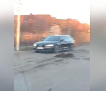 Відео з ямами в одному із міст Закарпаття оприлюднили в мережі.