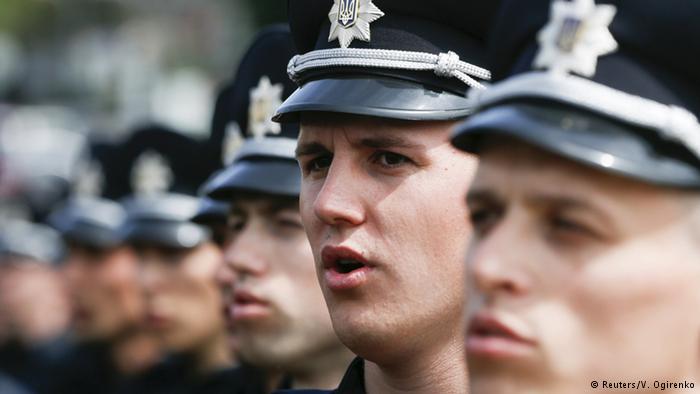 Первые дни набора к новой патрульной полиции в Закарпатье превзошли все ожидания - анкет в шесть раз больше чем мест. Закарпатцы ждут вежливых и законопослушных патрульных.
