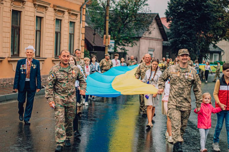 Урочиста хода: Закарпатським Перечином пронесли 100-метровий Державний стяг