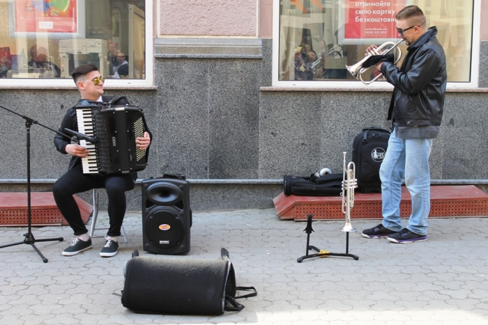 В центрі Ужгорода сьогодні лунали незвичні мелодії від вуличних музикантів / ВІДЕО