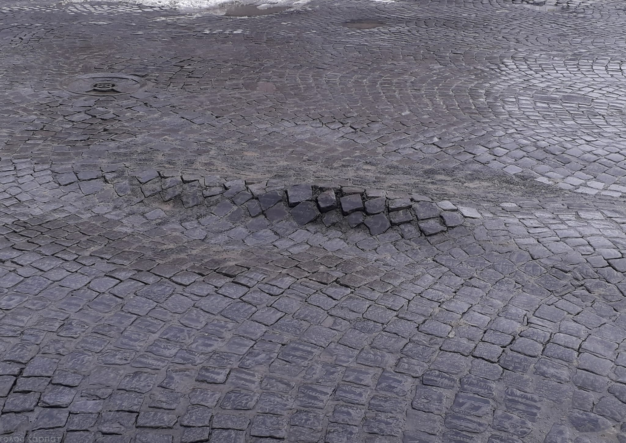 Значительная деформация проезжей части, которая вымощена брусчаткой, наблюдается в центральной части Мукачево