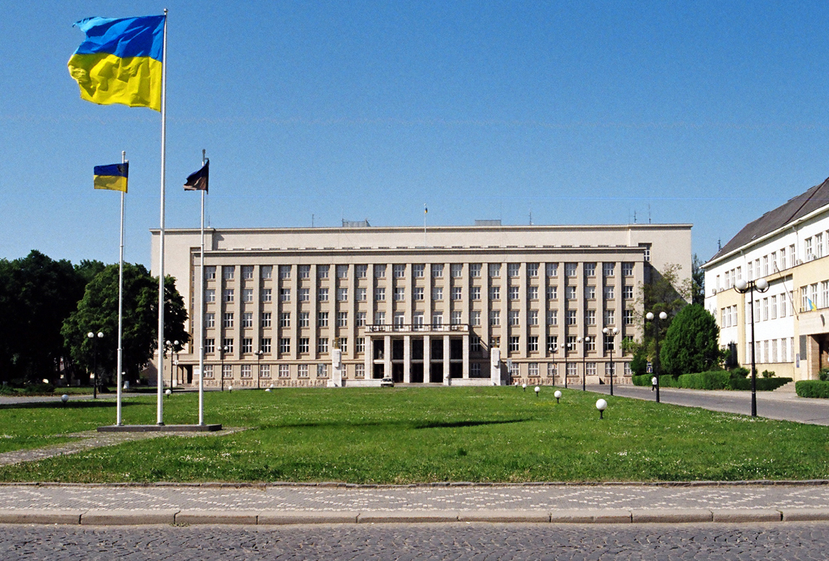 Співробітники Закарпатської обласної державної адміністрації отримали від представників військкомату Ужгорода близько 70 повісток.
