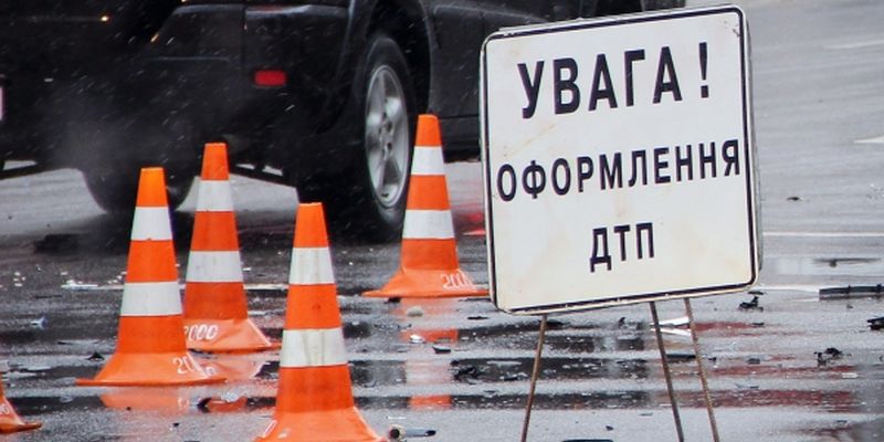 На трассе "Киев-Чоп" произошло ДТП: автомобиль "KIA" на встречной полосе врезался в иномарку "Hyundai Accent"