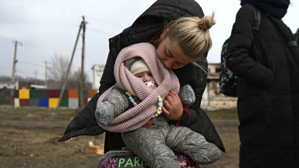 За даними ЮНІСЕФ, агентства ООН у справах дітейБлизько 1,5 мільйона дітей втекли з України від початку російського вторгнення і ризикують стати жертвою торгівлі людьми.