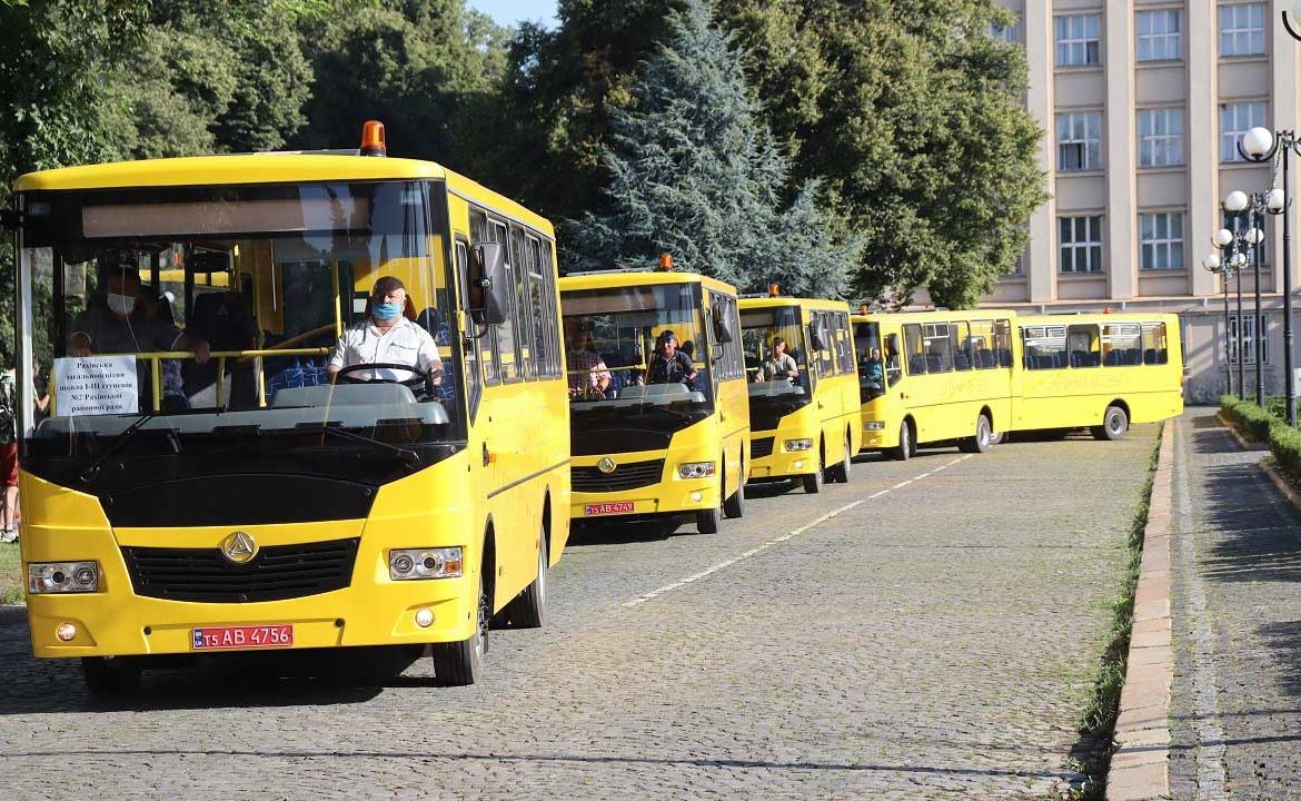 В Ужгороде 16 школам вручили ключи от автобусов.