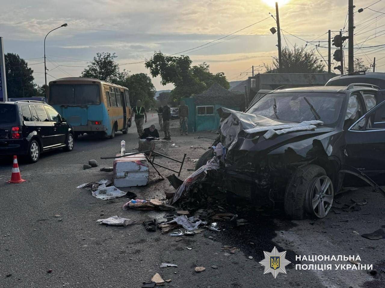 Малюнок до статті Трагічна аварія на Закарпатті: військовий загинув після наїзду BMW на блокпост (ФОТО)%