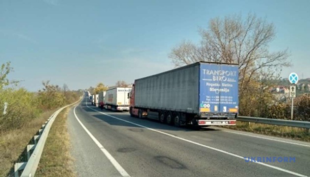 Черга вантажівок на словацькому кордоні біля Ужгорода збільшилася вже до 500 фур, автівки продовжують під'їжджати.