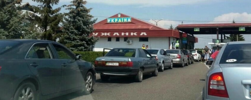 Почти 350 автомобилей стоят в очереди на контрольно-пропускном пункте «Лужники» на украинско-венгерской границе.