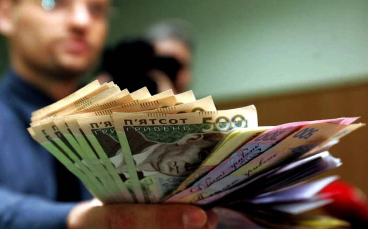 Зарплати чиновників зросли на 61%: хто отримує 310 тисяч гривень?