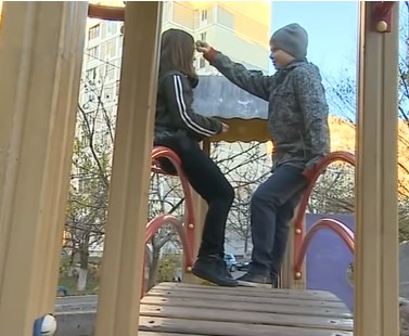 Школярі по всій Україні грають у гру Монетка, після якої на руках у дітей залишаються характерні рани і садна.