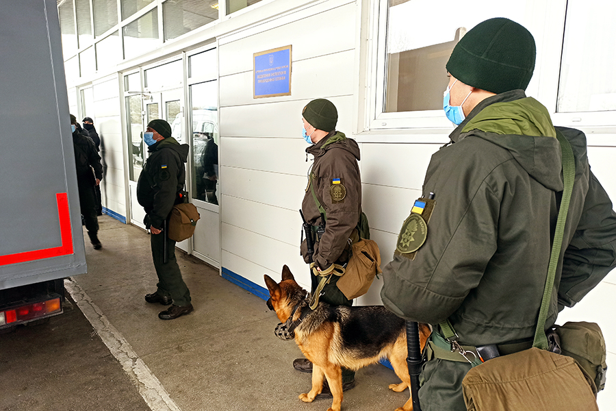 Військовослужбовці передали колегам з Угорщини затриманого на території
України зловмисника, який перебував у міжнародному розшуку.