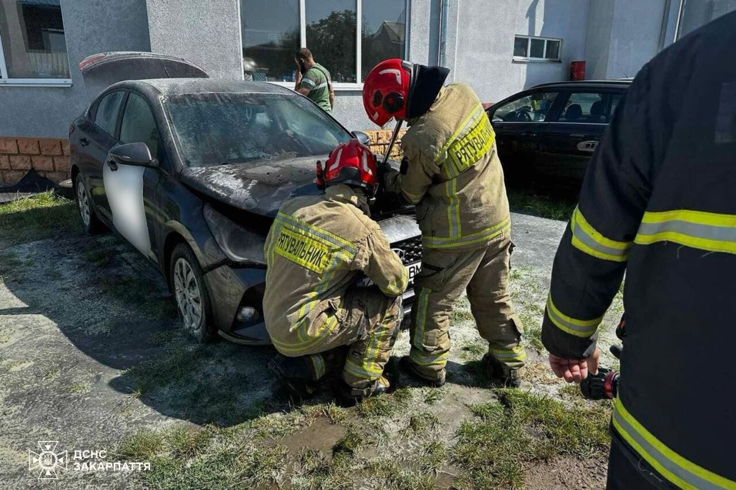 На Закарпатье автомобиль загорелся прямо на СТО: подробности возгорания