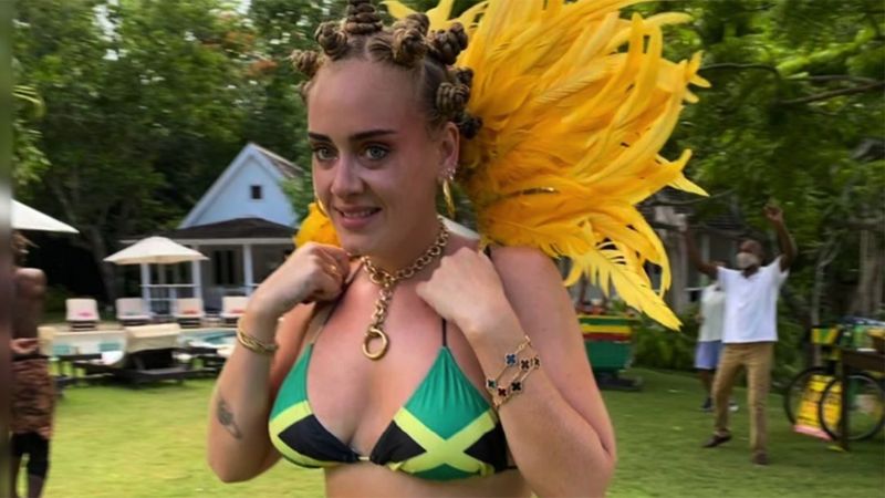 Співачка Адель стала об'єктом критики в соцмережах після того, як виклала в інстаграмі своє фото в бікіні в кольорах прапору Ямайки та із традиційною африканською укладкою.


