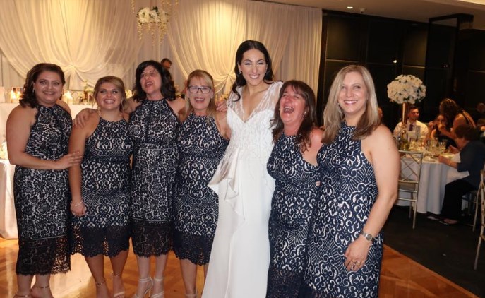 Мешканка Сіднея Деббі Сперанца прийшла на весілля друзів і виявила, що в цьому ж сукню прийшли ще п'ять гостей.