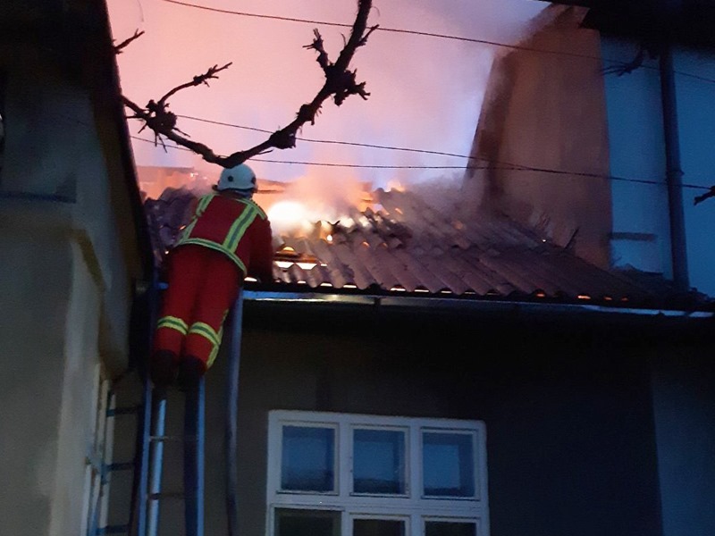 В Хусте спасатели ликвидировали пожар в жилом доме.