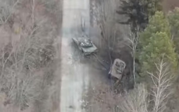 На свежем видео с раздавленной колонной военной техники оккупантов было снято около десяти разбитых танков.