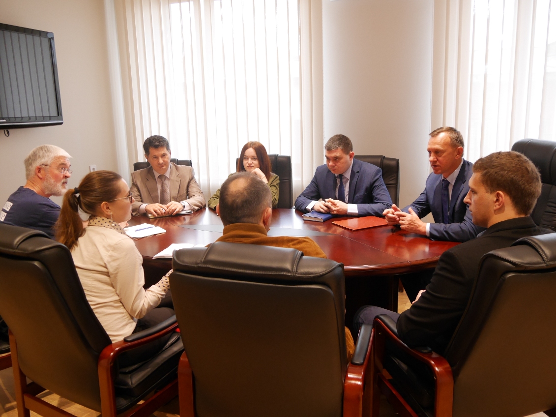 Сьогодні мер Ужгорода та інші чиновники зустрілись з представниками відділення в Івано-Франківську спеціальної міжнародної спостережної місії ОБСЄ. 