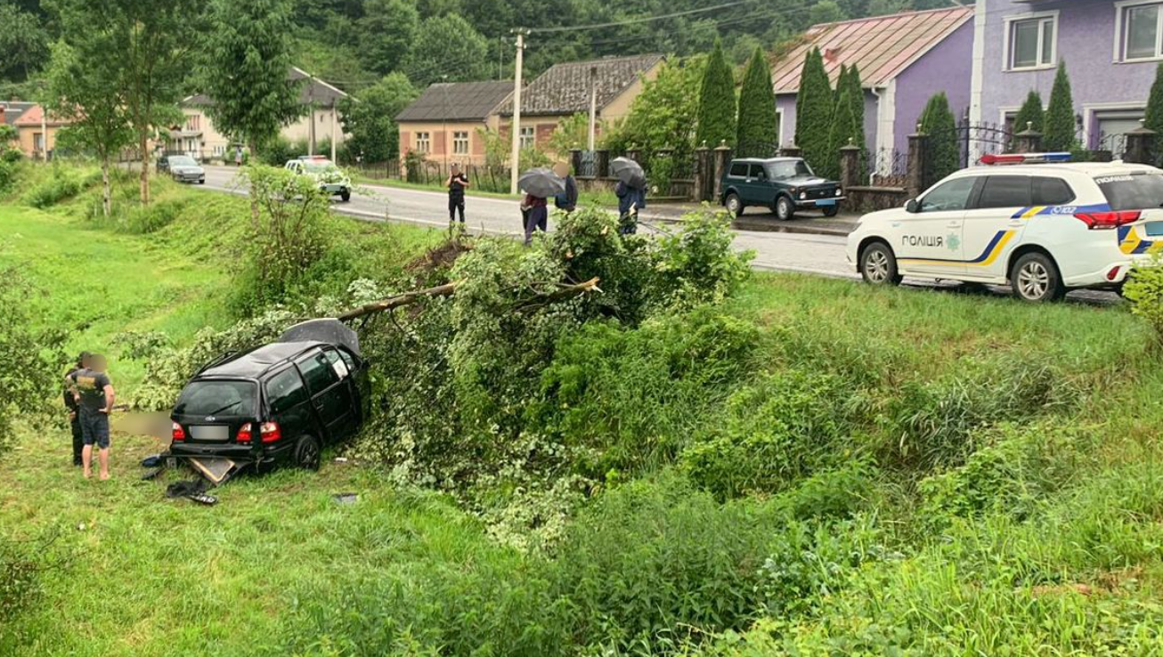 Смертельна аварія на Закарпатті: водій з двома пасажирками вилетів з дороги у кювет (ФОТО)