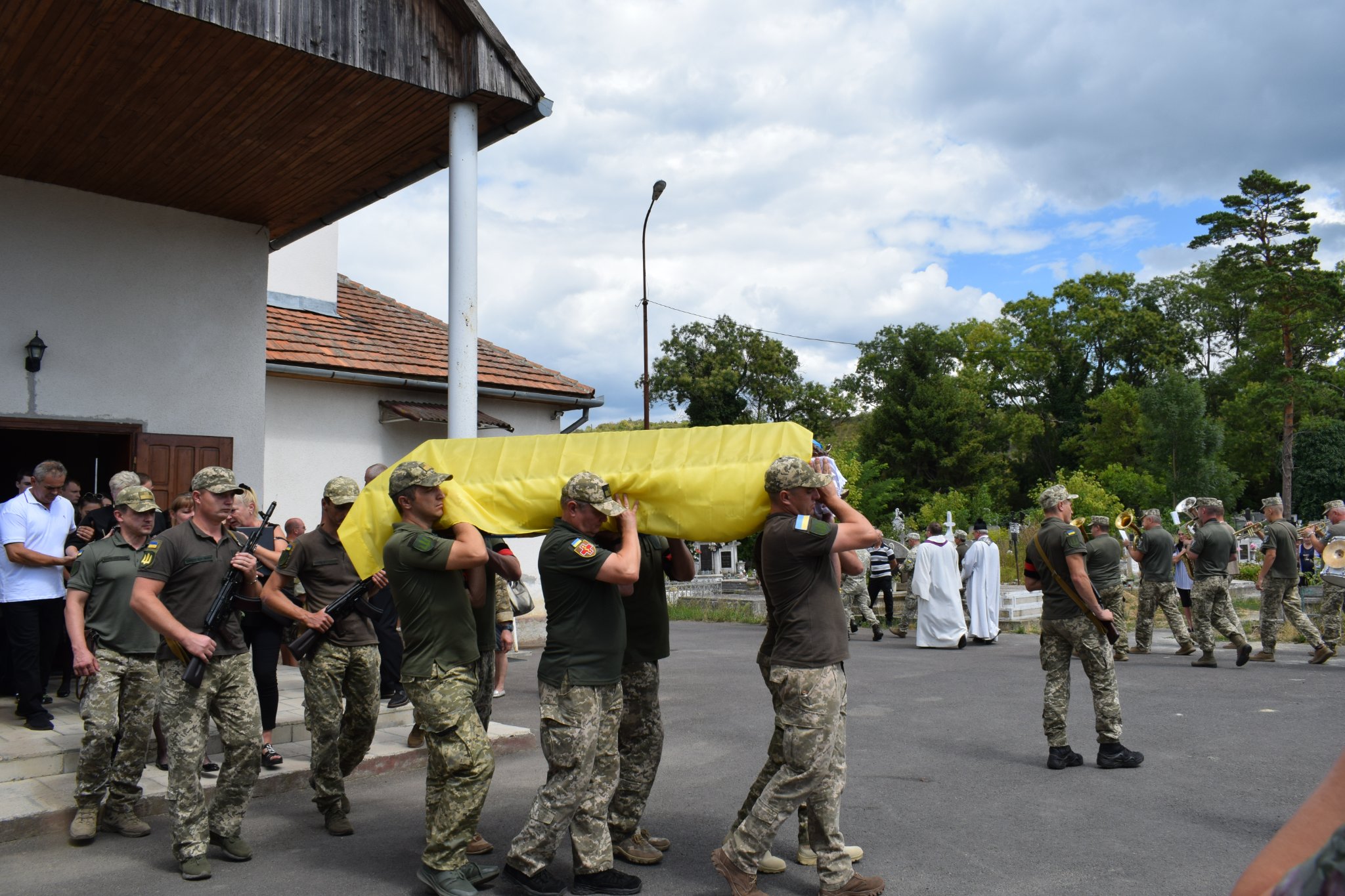 На Берегівщині поховали старшого солдата Івана Рошинця з відповідними почестями (ФОТО)