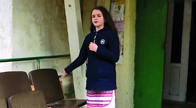 11-річна школярка з Трускавця Андріана Дзюбайло знайшла біля свого будинку, на старих кріслах, сумку. Зазирнула всередину і очам не повірила. Там були документи і 150 тисяч гривень!