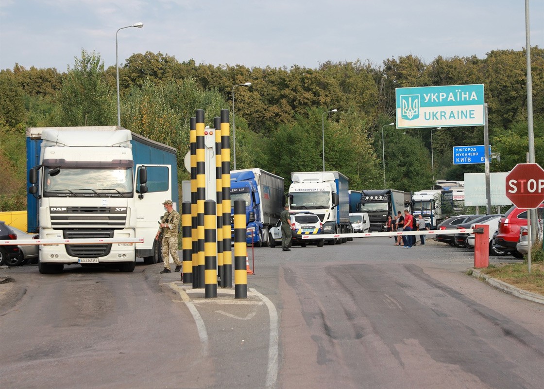 Українські перевізники продовжать здійснювати усі двосторонні та транзитні вантажні автомобільні перевезення без дозволів територіями сусідніх Румунії та Угорщини і після 1 липня.


