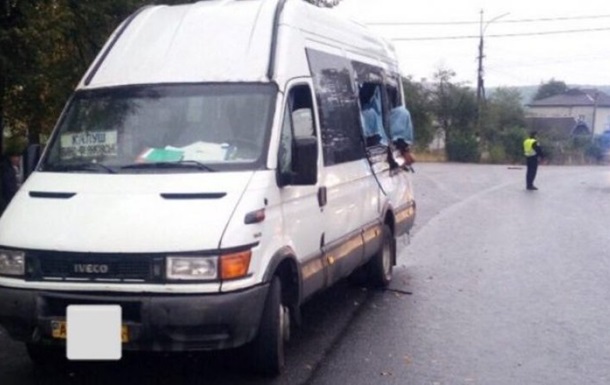 В селі Боднарів Івано-Франківської області внаслідок аварії на місці загинула жінка, ще двоє пасажирів отримали поранення.