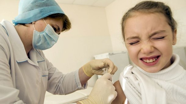 Кір в Україні вже вбив кілька людей, але лікарі попереджають, що не всім можна вакцинуватися.