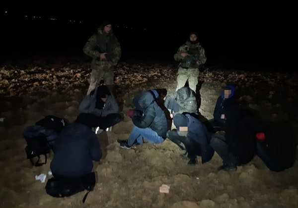 Десятеро нелегальних мігрантів та їх ймовірних переправників затримали учора ввечері прикордонники відділу «Лужанка» Мукачівського загону.