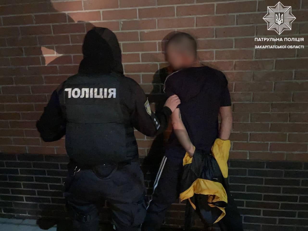 Сьогодні, 13 липня, у Мукачеві патрульні виявили чоловіка, який мав із собою речовини, схожі на наркотичні.