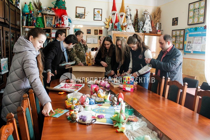Учні Мукачева потурбувались про військових, які стоять на сторожі нашого спокою — на передовій.