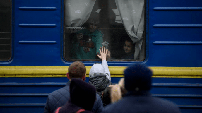 44 потяги затримуються через те, що росіяни напередодні обстріляли залізничну інфраструктуру.

