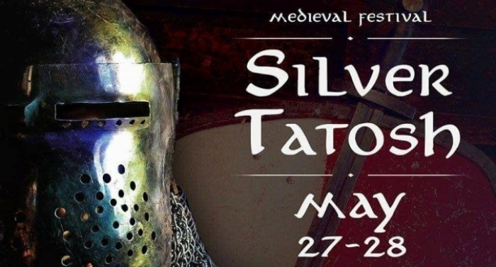 Завдяки міжнародному фестивалю середньовічної культури Срібний Татош.
