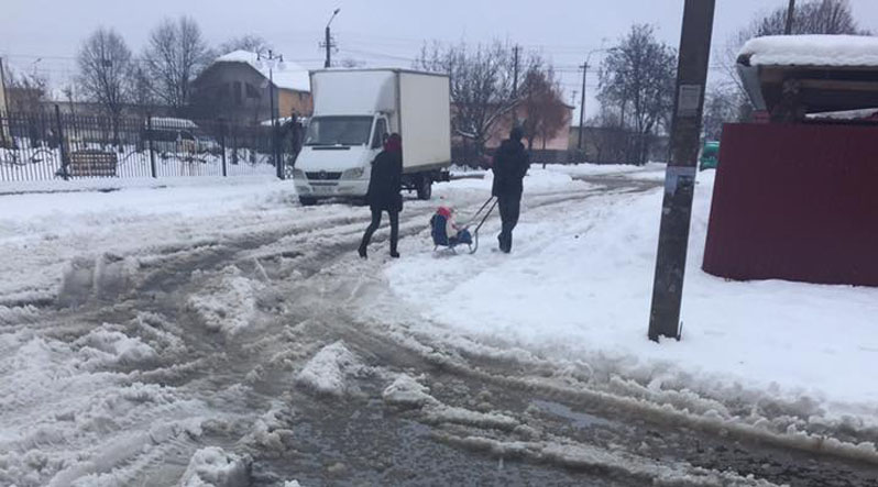 Уборка улиц во время снегопадов обошлось бюджету Мукачево в более миллиона гривен.
