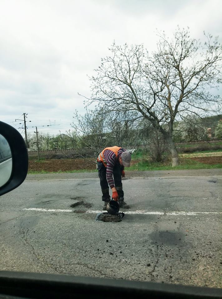 Поблизу Ужгорода комунальники проводять ямковий ремонт на проблемних ділянках дороги.

