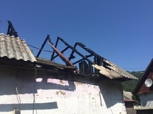 11 серпня о 00:29 до Служби порятунку «101» надійшло повідомлення про пожежу в житловому будинку на вулиці Лазівській у м. Рахів.